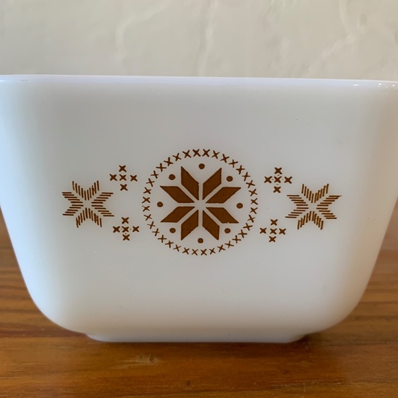 Vintage Pyrex Golden Snowflake Refrigerator Dish (1 1/2 Cup) - Picture 2 of 6